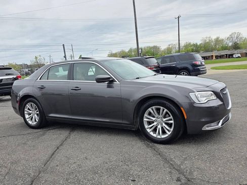 Used 2017 Chrysler 300 Limited w/ Value Package RWD image 10