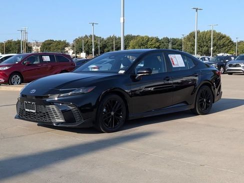 Used 2025 Toyota Camry SE FWD image 9
