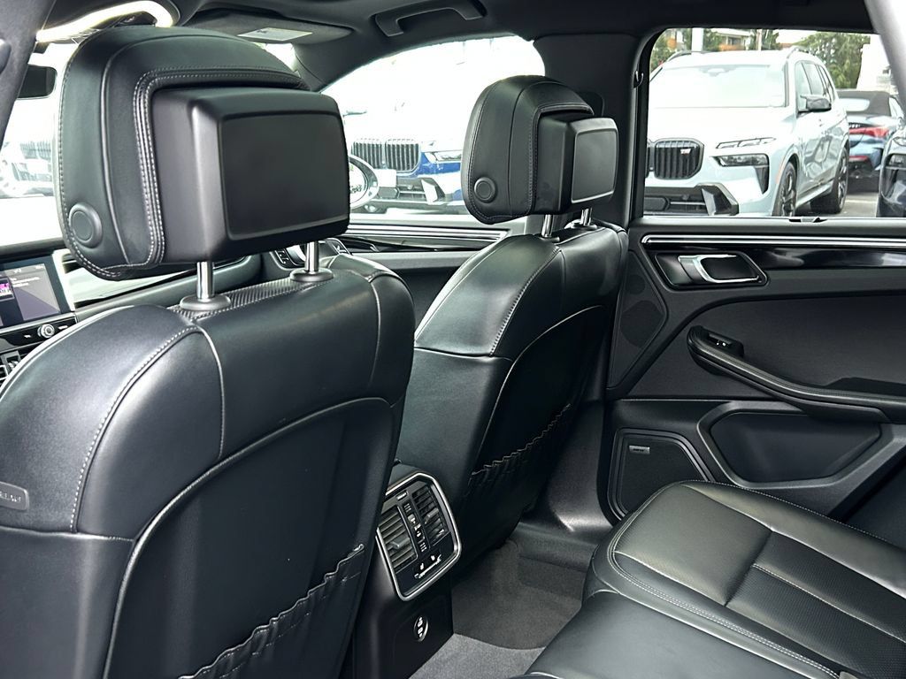 Used 2025 Porsche Macan AWD/4WD image 30