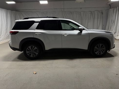 Used 2024 Nissan Pathfinder SV FWD image 8