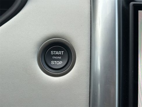 Used 2025 Land Rover Discovery S image 31