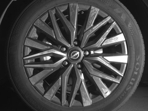 Used 2025 Nissan Altima 2.5 SV FWD image 12