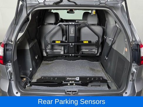 Used 2018 Toyota Sienna XLE w/ XLE Navigation Package image 9