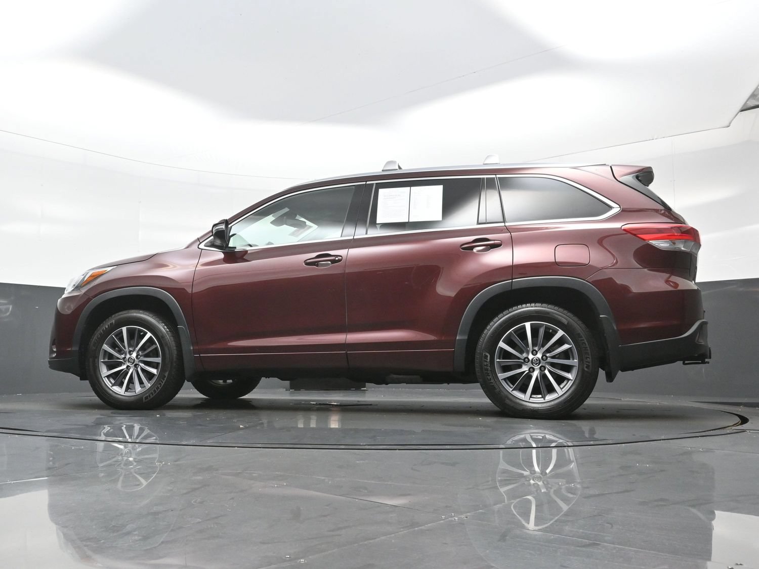 Used 2018 Toyota Highlander XLE AWD/4WD image 32