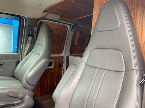 Used 2018 Chevrolet Express 2500 RWD image 14