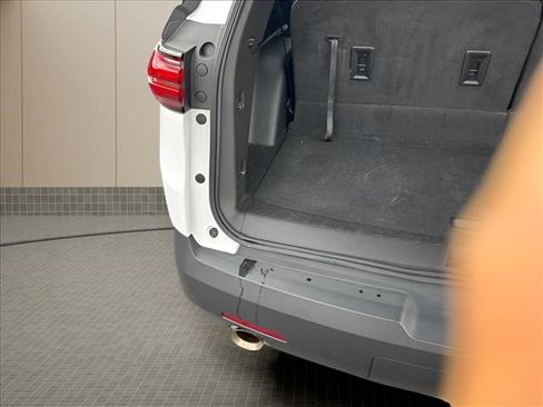Used 2023 Chevrolet Traverse LT FWD image 18