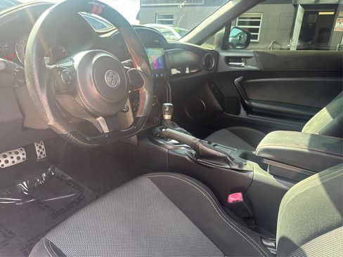 Used 2017 Toyota 86 RWD image 9