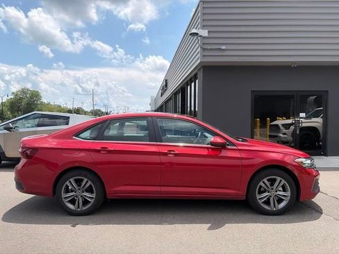 Used 2023 Volkswagen Jetta SE FWD image 2