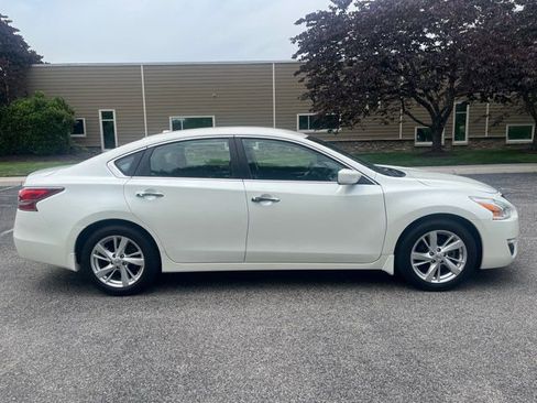 Used 2015 Nissan Altima 2.5 SV FWD image 2