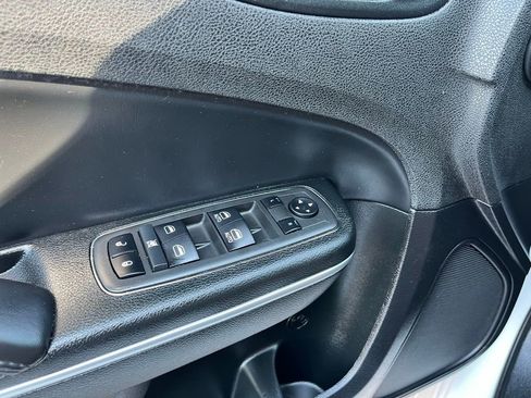 Used 2022 Chrysler 300 Touring image 24