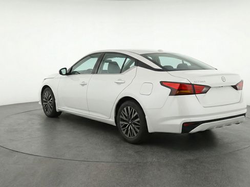 Used 2025 Nissan Altima 2.5 SV FWD image 6