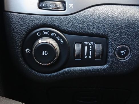 Used 2019 Jeep Cherokee Limited AWD/4WD image 12
