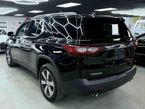 Used 2021 Chevrolet Traverse LT w/ LT Premium Package FWD image 4
