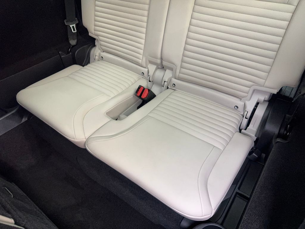Used 2025 Land Rover Discovery S AWD/4WD image 40