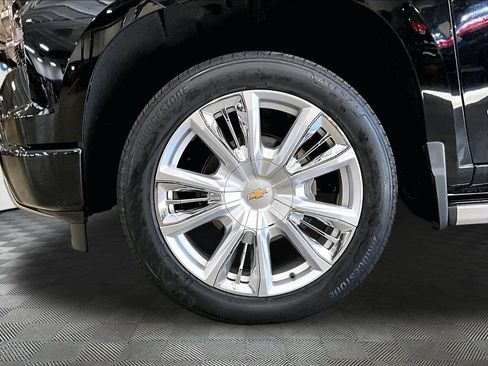 Used 2022 Chevrolet Silverado 1500 High Country w/ High Country Premium Package AWD/4WD image 7