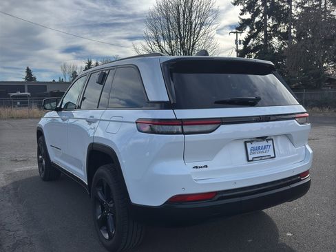 Used 2023 Jeep Grand Cherokee Altitude image 22