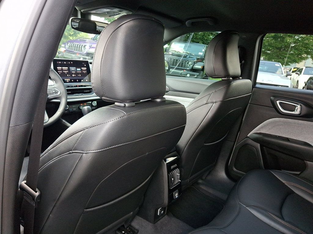 Used 2023 Jeep Compass Latitude AWD/4WD image 21