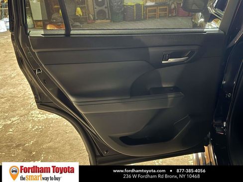 Used 2022 Toyota Highlander XLE image 11