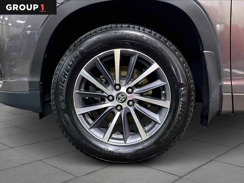 Used 2018 Toyota Highlander XLE image 11