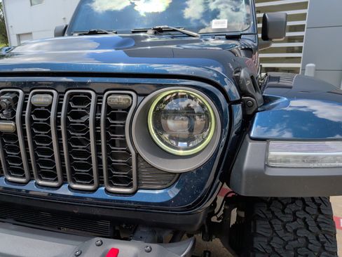 Used 2025 Jeep Wrangler Unlimited Rubicon AWD/4WD image 6