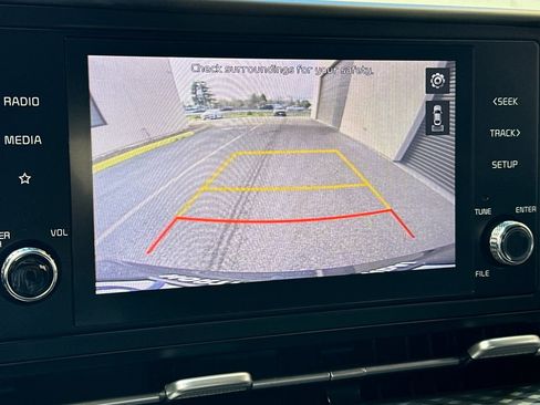 Used 2022 Kia Carnival LX image 22