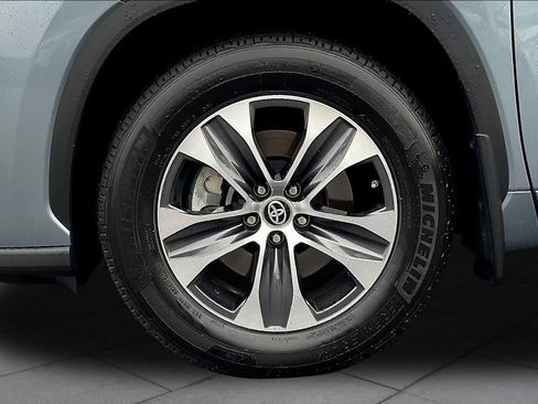 Used 2024 Toyota Highlander XLE FWD image 11