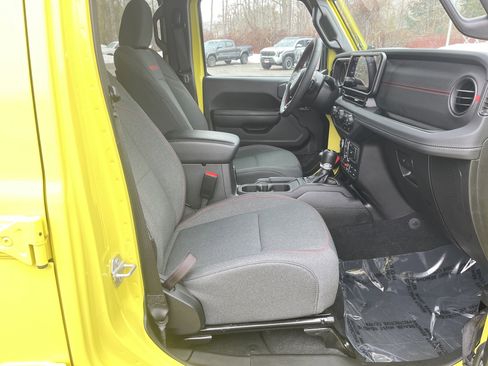 Used 2024 Jeep Wrangler Rubicon w/ Technology Group image 18