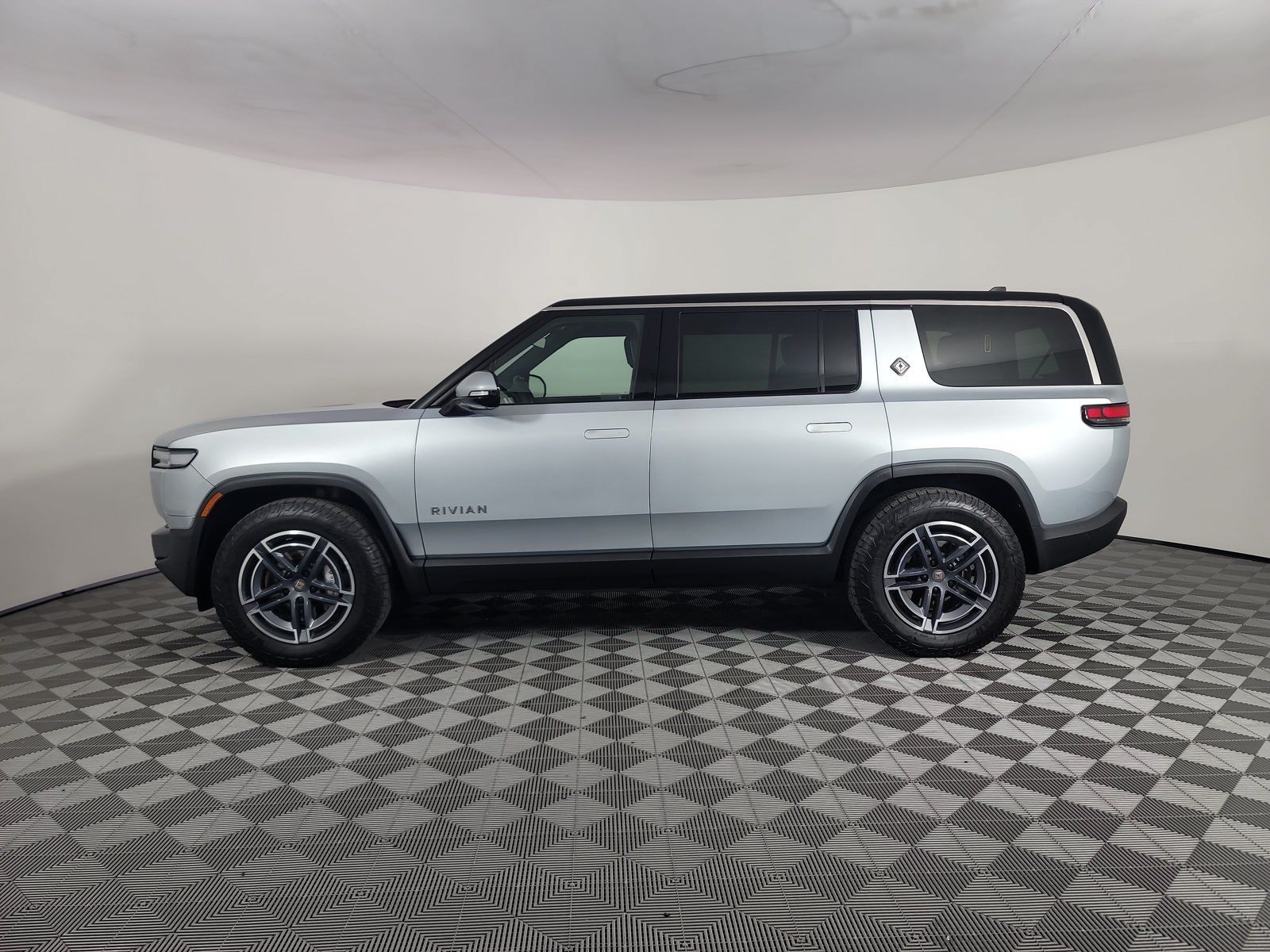 Used 2025 Rivian R1S Adventure Dual AWD/4WD image 2