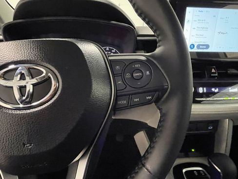Used 2025 Toyota Corolla Cross LE image 30