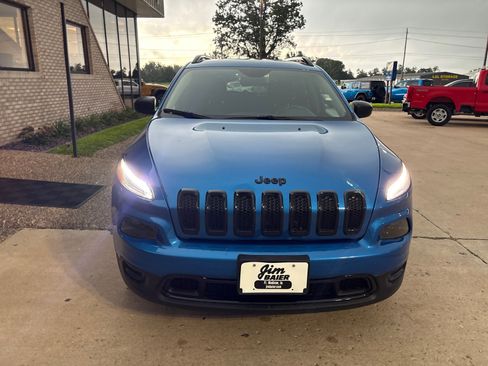 Used 2017 Jeep Cherokee Sport FWD image 3