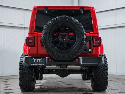 Used 2024 Jeep Wrangler Sahara image 6