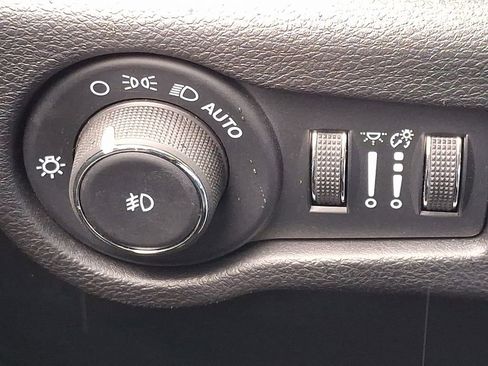 Used 2025 Chrysler Pacifica Select image 25