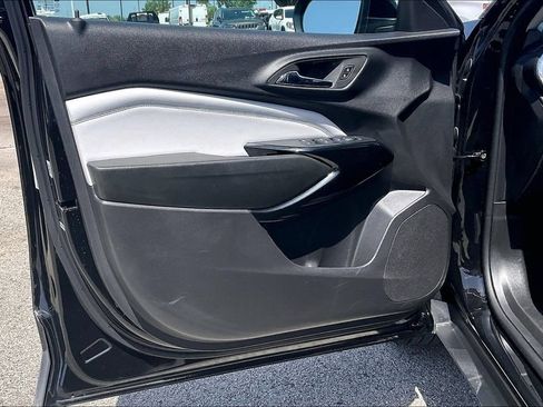Used 2025 Chevrolet Trax LT FWD image 17