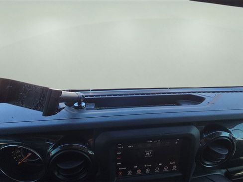 Used 2020 Jeep Gladiator Sport image 9