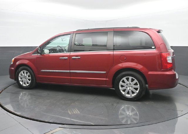 Used 2016 Chrysler Town & Country Touring w/ Driver Convenience Group FWD image 3
