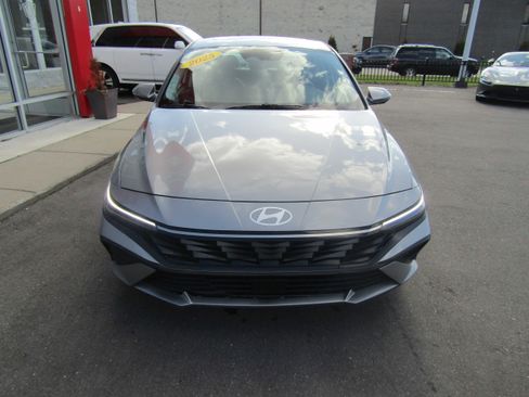 Used 2025 Hyundai Elantra Limited FWD image 3