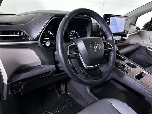 Used 2024 Toyota Sienna XLE image 10