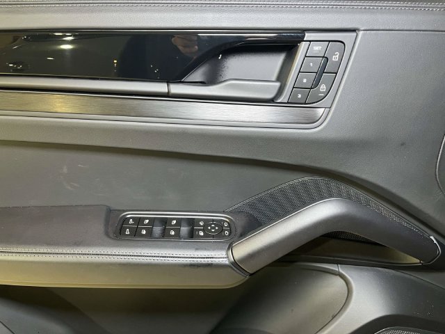 Certified 2025 Porsche Cayenne GTS AWD/4WD image 37