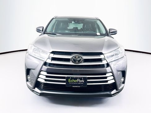 Used 2017 Toyota Highlander XLE image 2