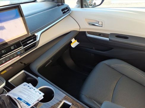 New 2026 Toyota Sienna Platinum AWD/4WD image 18
