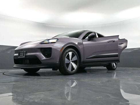 Certified 2025 Porsche Macan 4 Electric image 39