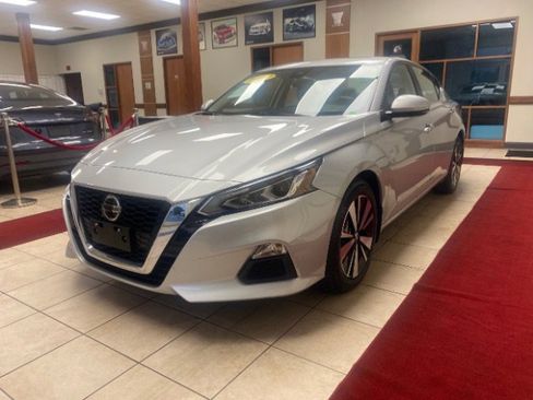 Used 2022 Nissan Altima 2.5 SV w/ SV Premium Package image 1