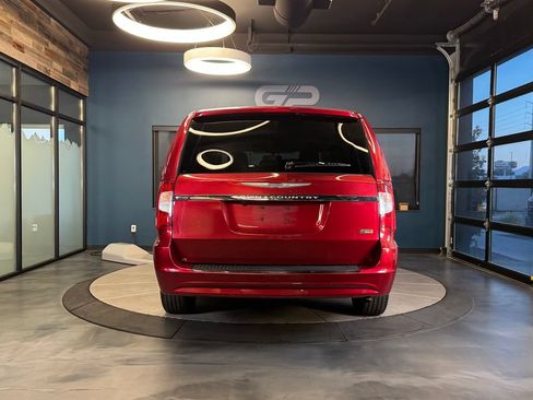 Used 2015 Chrysler Town & Country Touring-L w/ Driver Convenience Group FWD image 4