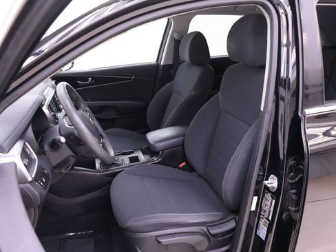 Used 2019 Kia Sorento LX image 3
