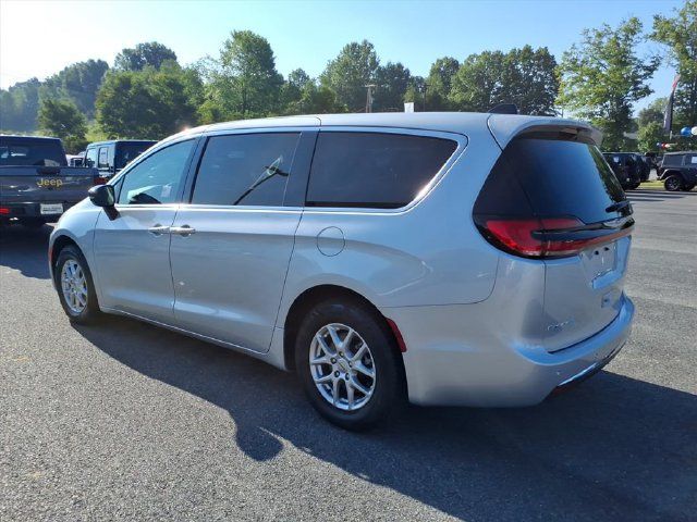 Used 2024 Chrysler Pacifica Touring-L FWD image 9