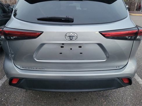 Used 2023 Toyota Highlander LE image 4