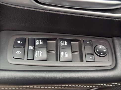 Used 2024 Chrysler Pacifica Touring-L w/ Uconnect Theater Family Group image 12