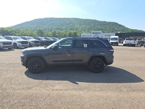 Used 2023 Jeep Grand Cherokee Laredo X AWD/4WD image 4