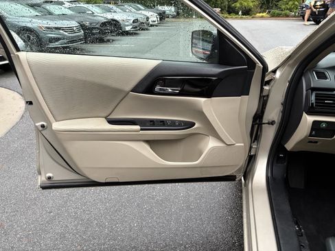 Used 2017 Honda Accord LX image 13