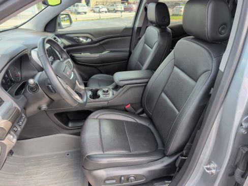 Used 2023 GMC Acadia SLT w/ Technology Package FWD image 14